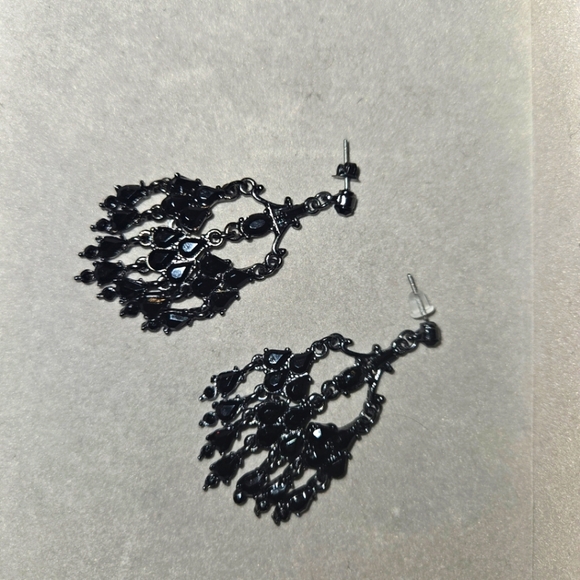 🌸Vintage Black & Gunmetal Beaded Chandelier Earrings - Picture 3 of 3